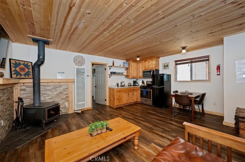 728 Holmes Lane Sugarloaf, CA 92386