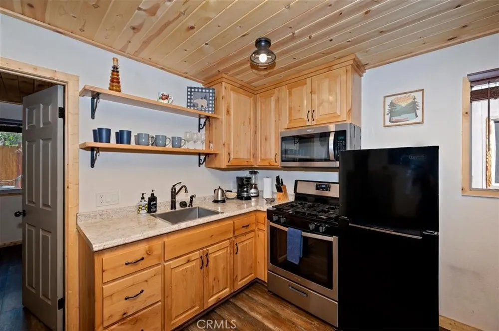 728 Holmes Lane Sugarloaf, CA 92386