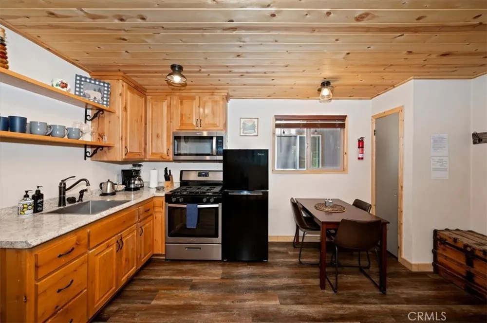 728 Holmes Lane Sugarloaf, CA 92386