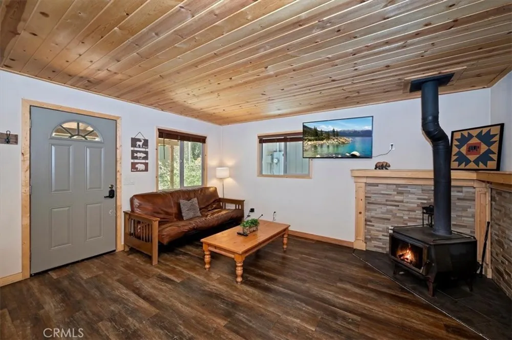 728 Holmes Lane Sugarloaf, CA 92386