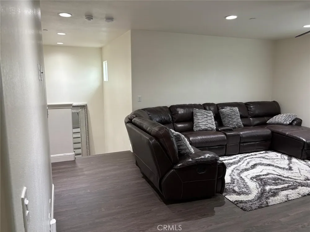 6111 Peregrine Drive Jurupa Valley, CA 91752