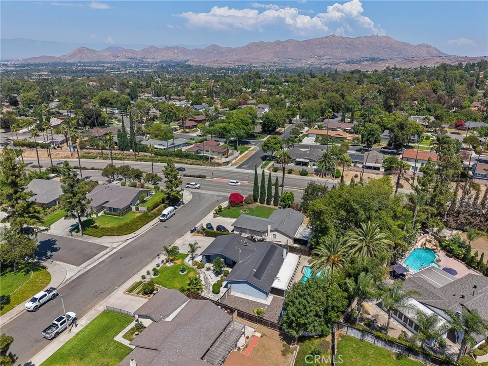 2132 Trafalgar Riverside, CA 92506