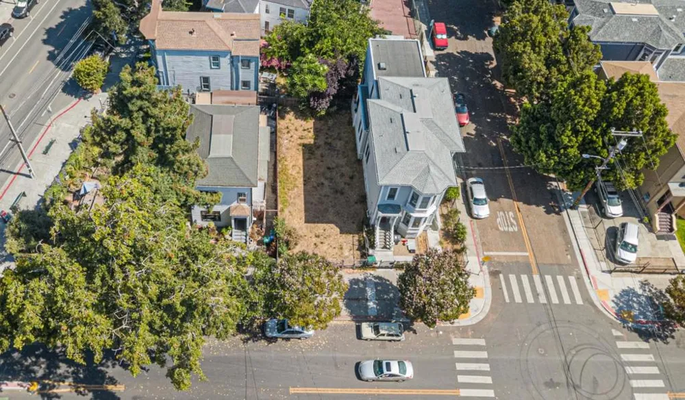 1556 8th Street Oakland, CA 94607