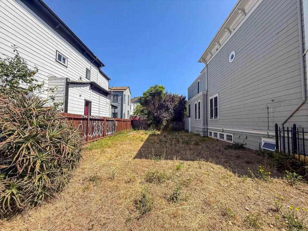 1556 8th Street Oakland, CA 94607