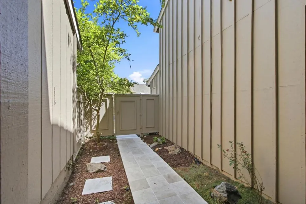 22890 Cricket Hill Road Cupertino, CA 95014