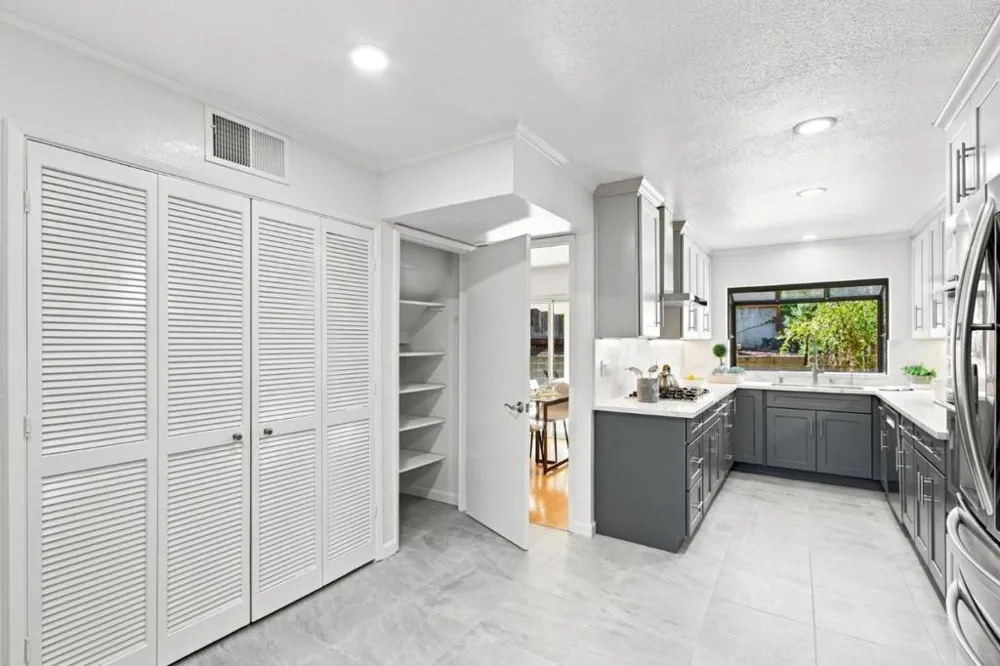 22890 Cricket Hill Road Cupertino, CA 95014