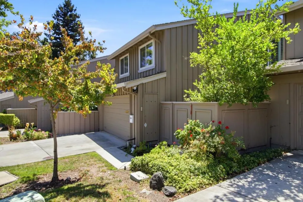 22890 Cricket Hill Road Cupertino, CA 95014