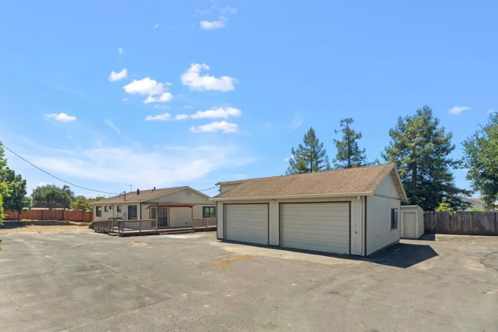18 Hawthorne Avenue Watsonville, CA 95076