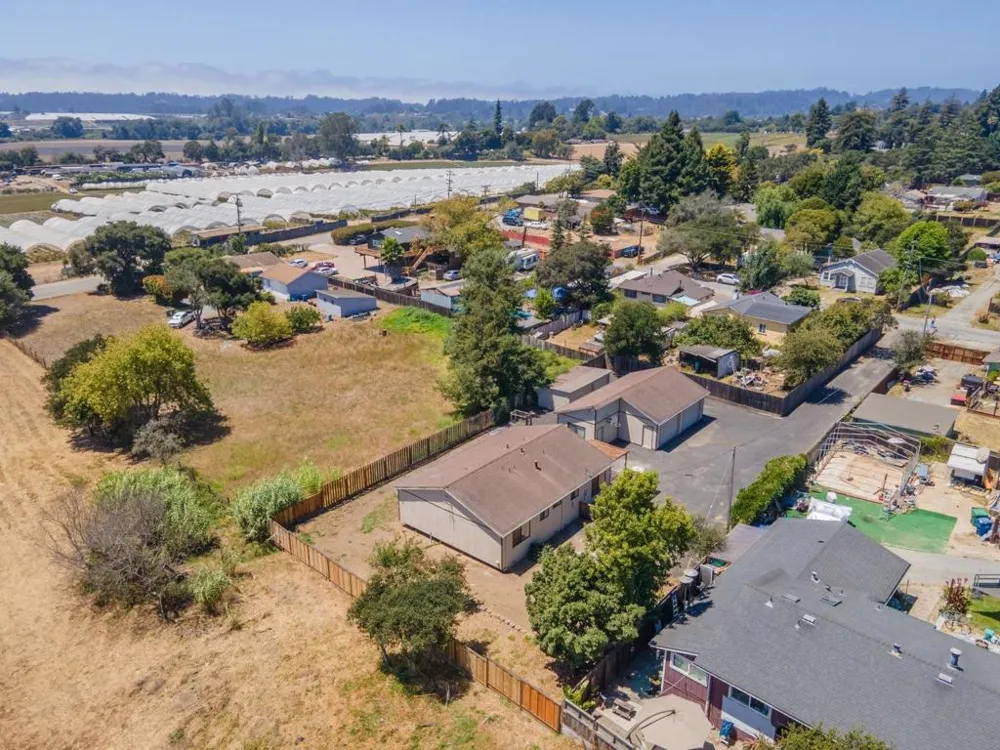 18 Hawthorne Avenue Watsonville, CA 95076