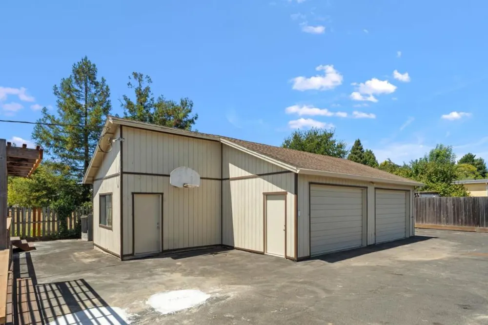 18 Hawthorne Avenue Watsonville, CA 95076