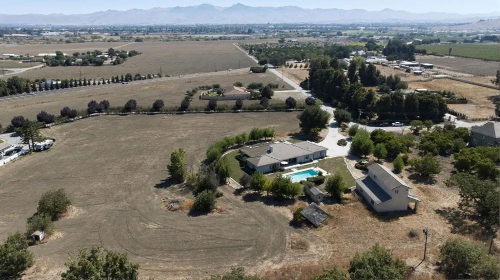945 Union Road Hollister, CA 95023