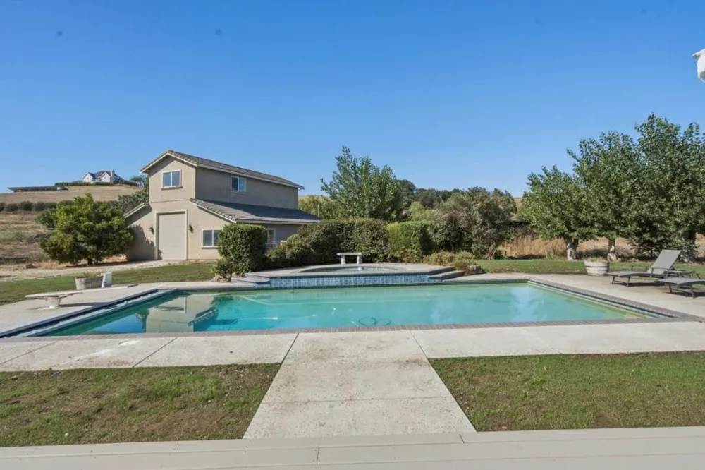 945 Union Road Hollister, CA 95023