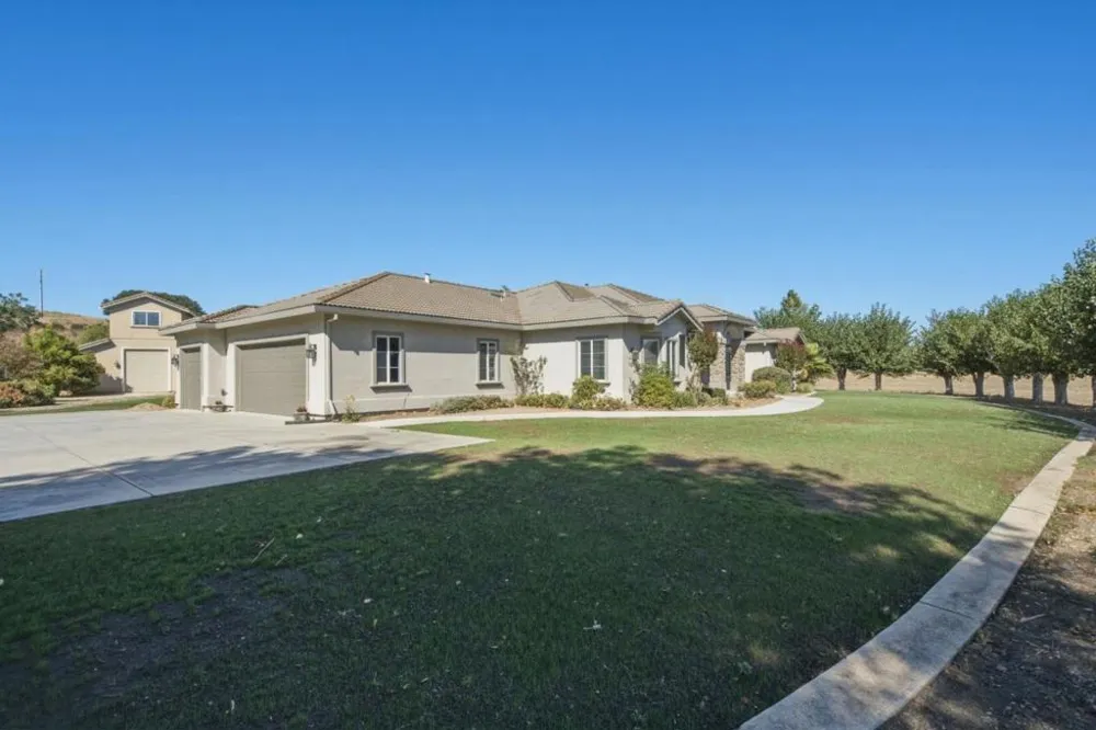 945 Union Road Hollister, CA 95023