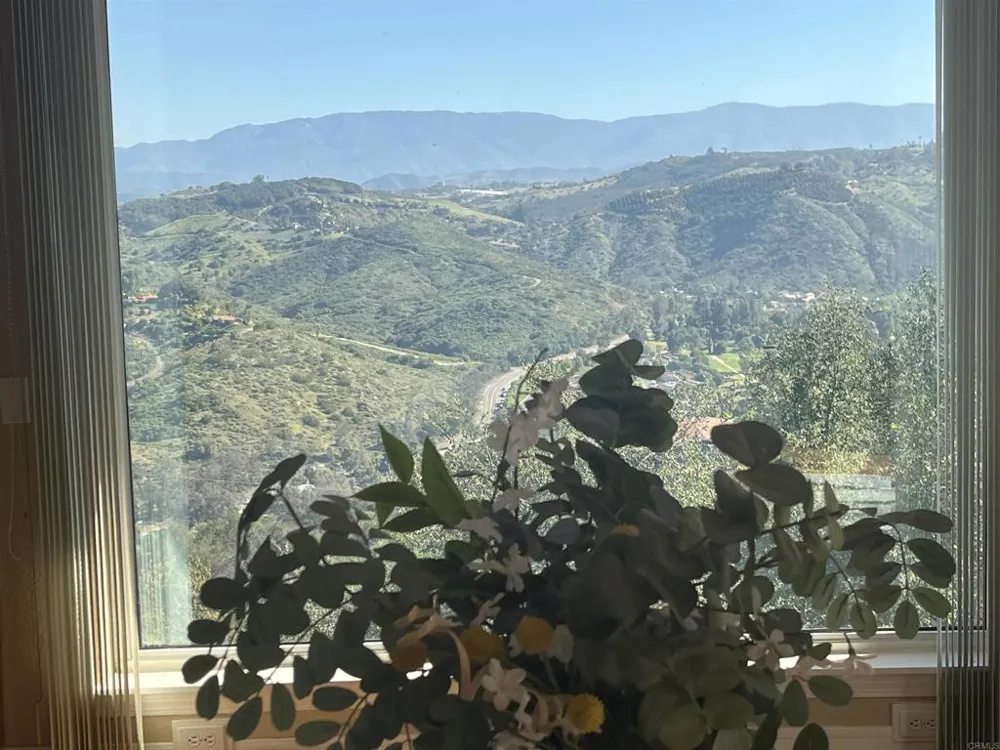 4327 Hollyhill Road Vista, CA 92084