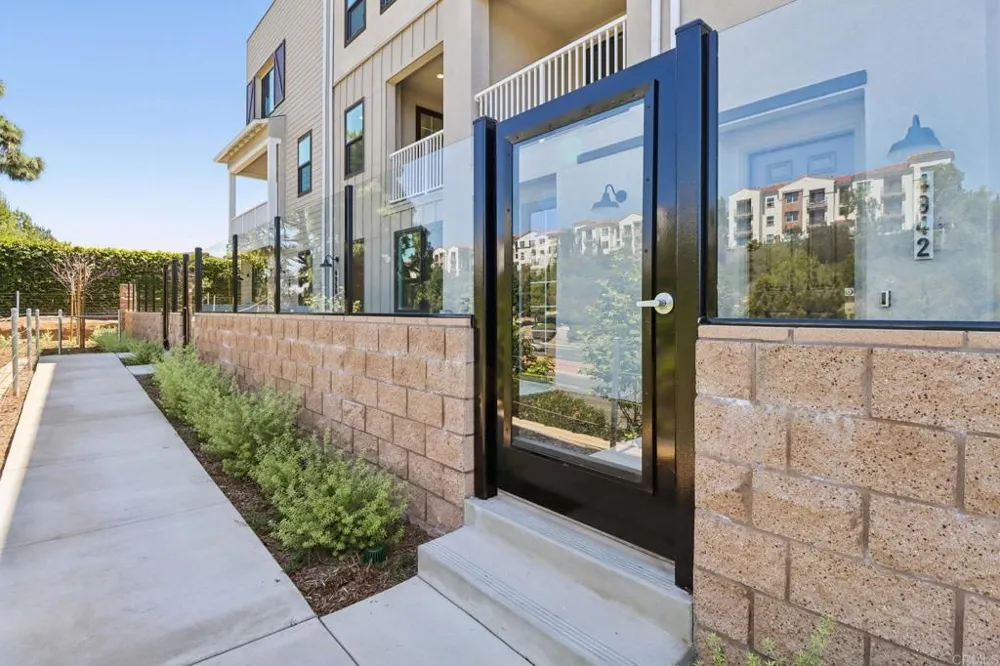 4942 Spirea Way Carlsbad, CA 92008