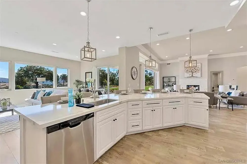 1011 Jimlojan Escondido, CA 92029