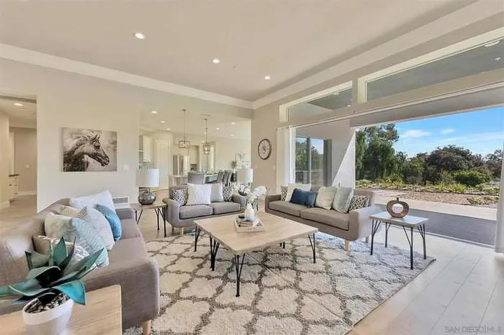 1011 Jimlojan Escondido, CA 92029