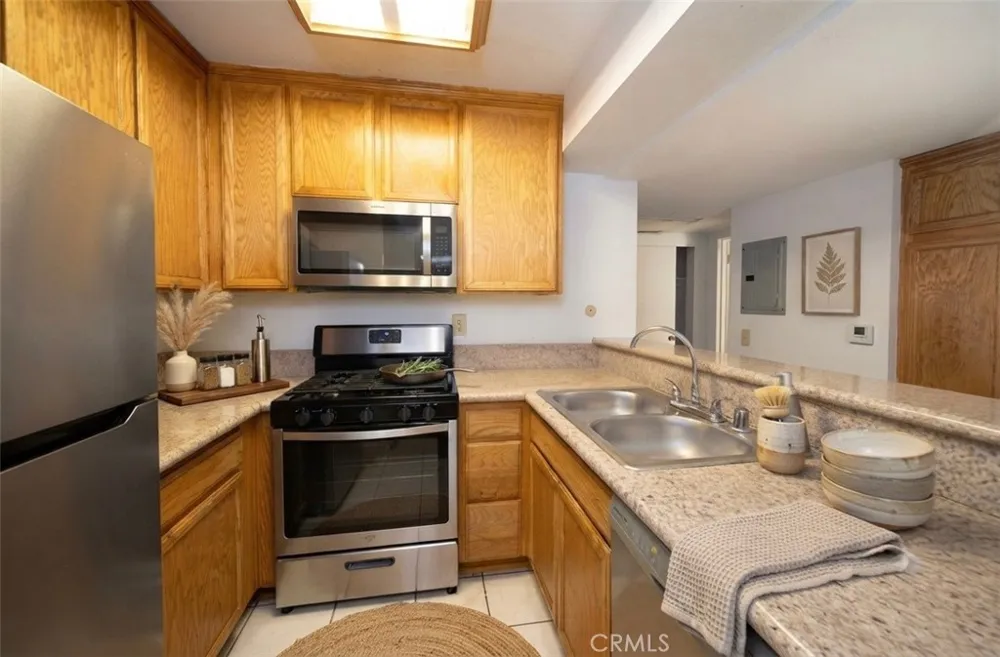 5325 Newcastle #108 Encino, CA 91316