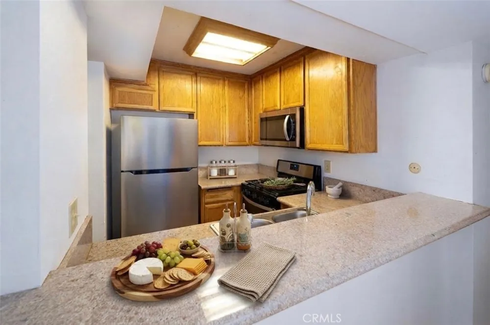 5325 Newcastle #108 Encino, CA 91316