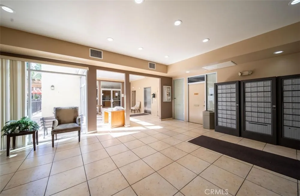 5325 Newcastle #108 Encino, CA 91316