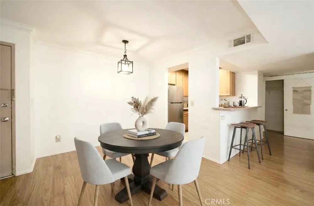 5325 Newcastle #108 Encino, CA 91316