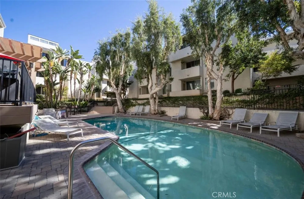 5325 Newcastle #108 Encino, CA 91316