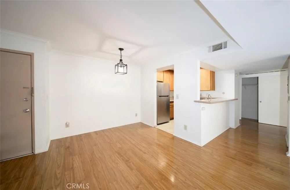 5325 Newcastle #108 Encino, CA 91316