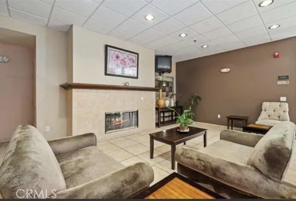 5325 Newcastle #108 Encino, CA 91316