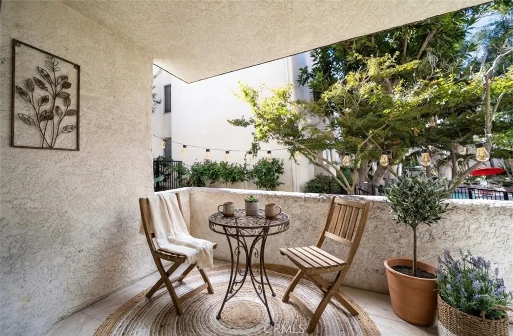 5325 Newcastle #108 Encino, CA 91316
