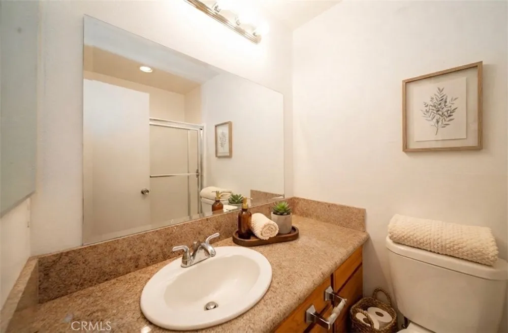 5325 Newcastle #108 Encino, CA 91316