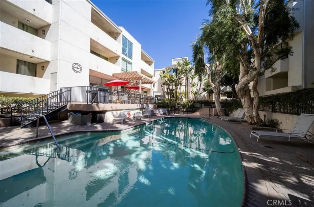 5325 Newcastle #108 Encino, CA 91316