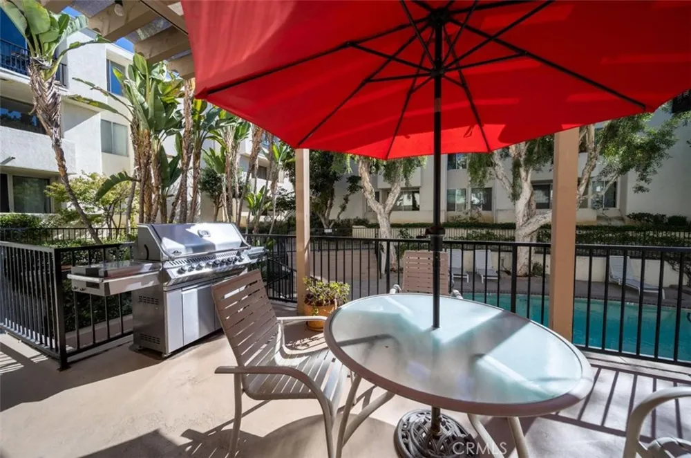 5325 Newcastle #108 Encino, CA 91316