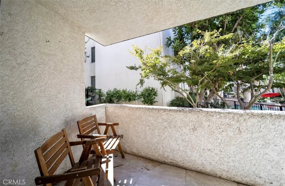 5325 Newcastle #108 Encino, CA 91316