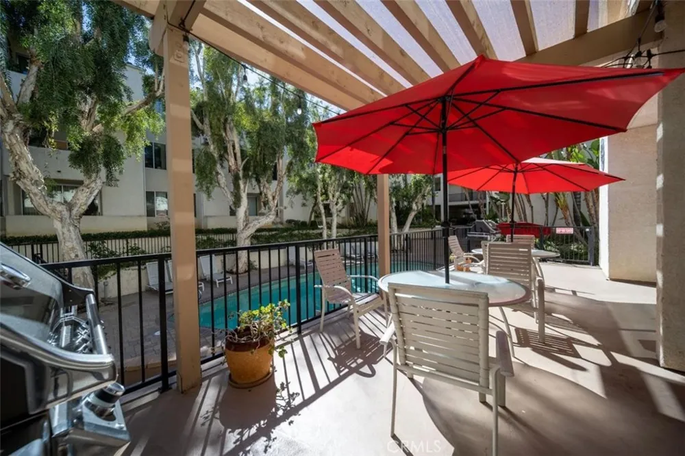 5325 Newcastle #108 Encino, CA 91316