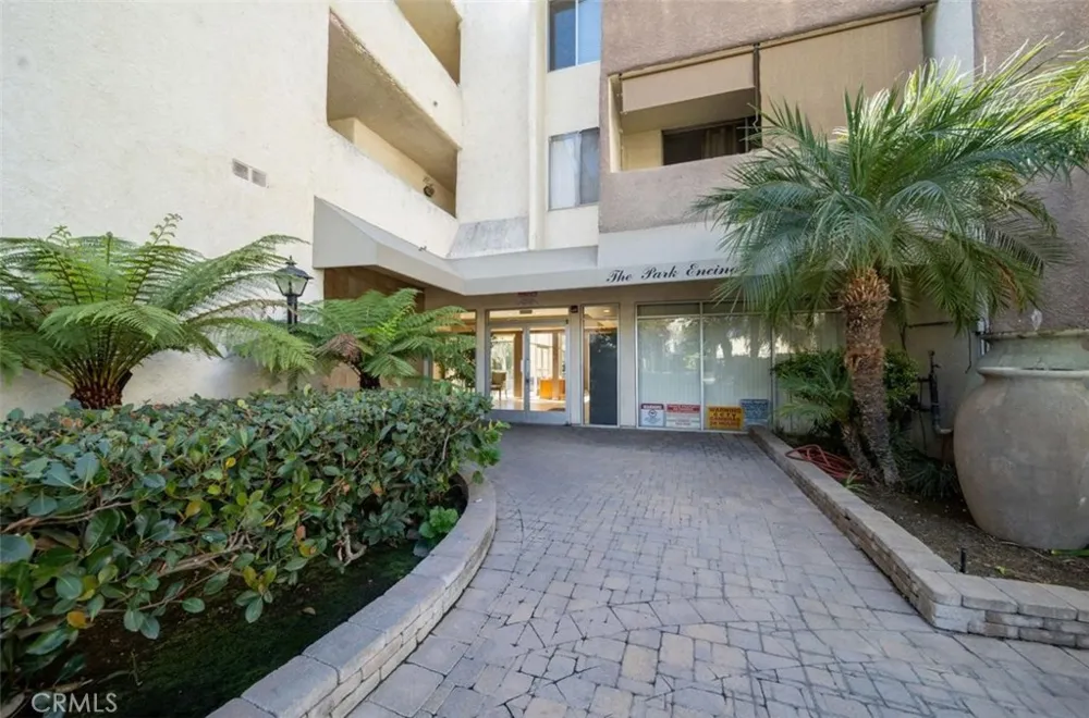 5325 Newcastle #108 Encino, CA 91316