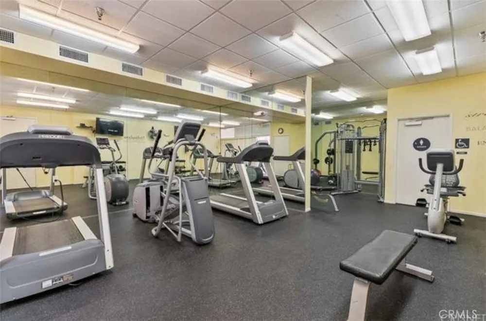 5325 Newcastle #108 Encino, CA 91316