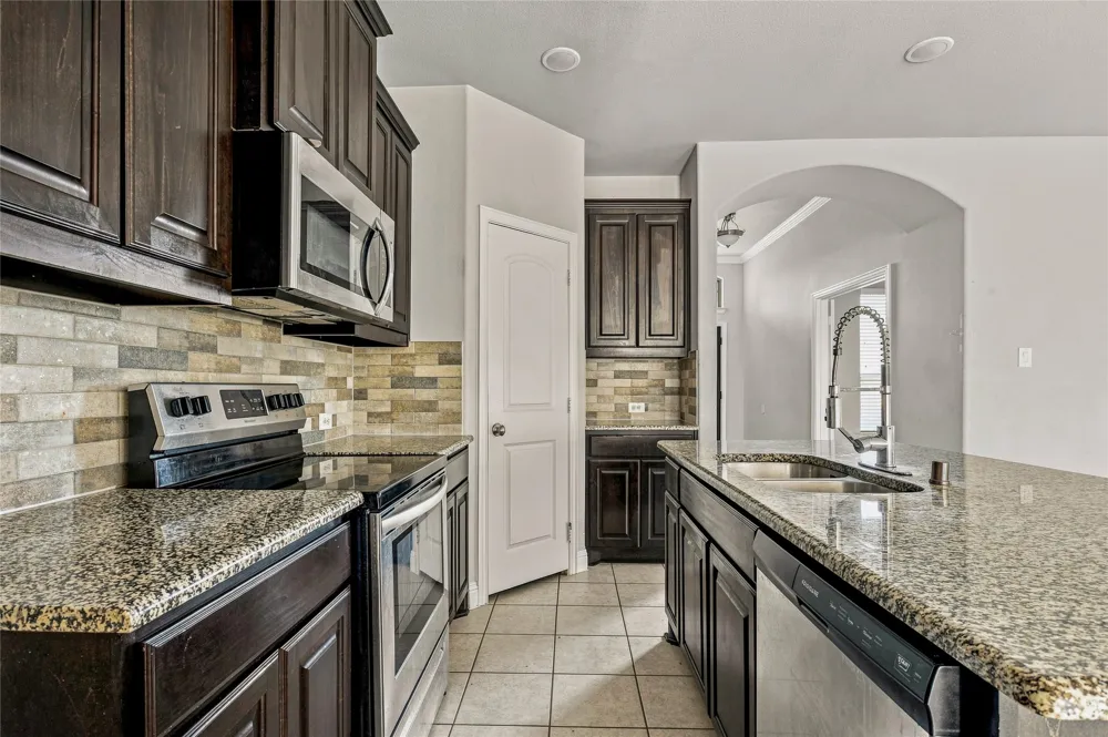 105 Finlee Lane Red Oak, TX 75154