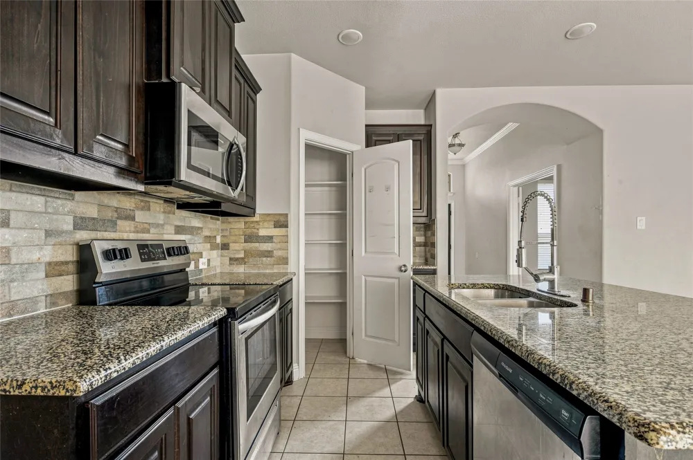 105 Finlee Lane Red Oak, TX 75154