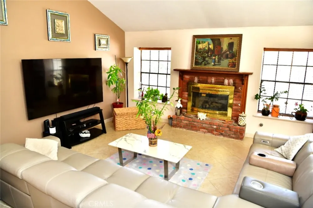 722 Sir George Court Moorpark, CA 93021