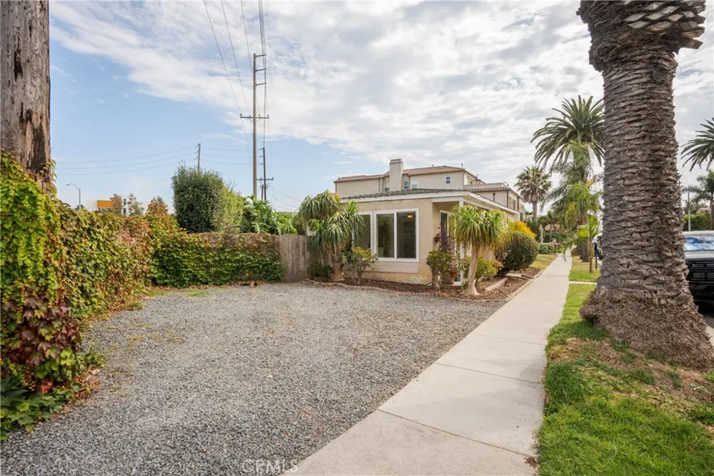 320 2nd Street Huntington Beach, CA 92648