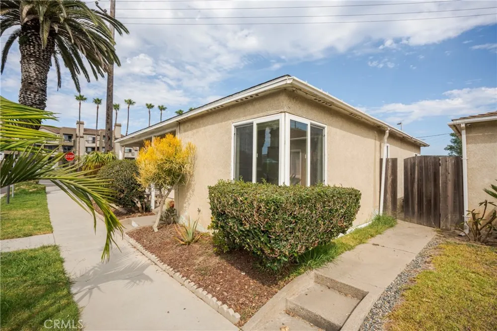 320 2nd Street Huntington Beach, CA 92648
