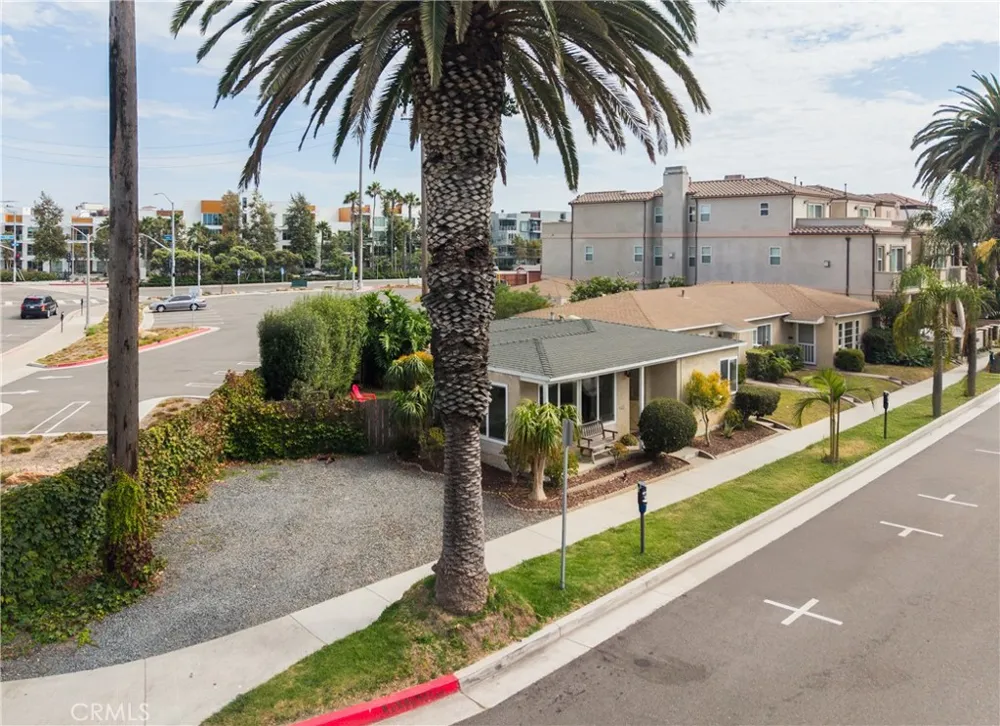 320 2nd Street Huntington Beach, CA 92648
