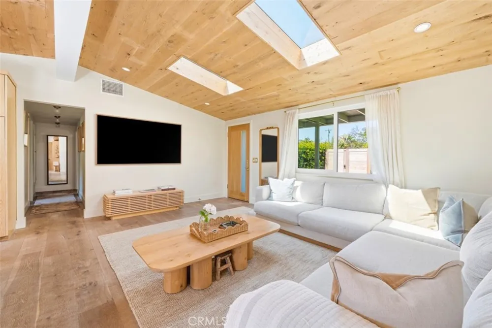 271 Camellia Lane Costa Mesa, CA 92627