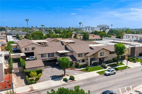 918 W Romneya Drive
