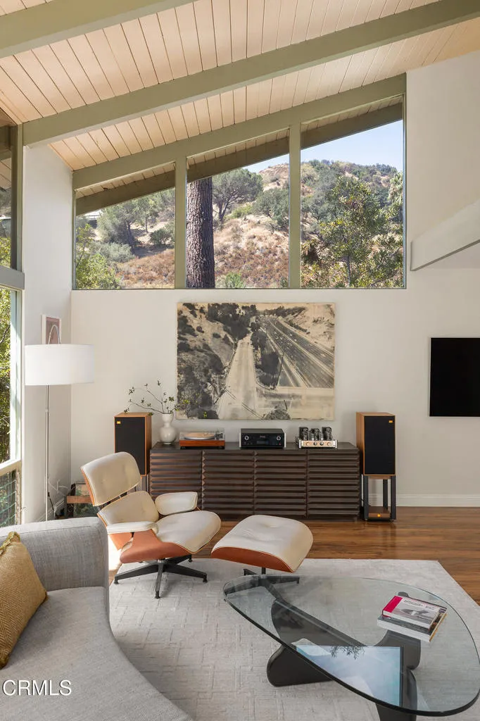 1437 Hillside Drive Glendale, CA 91208