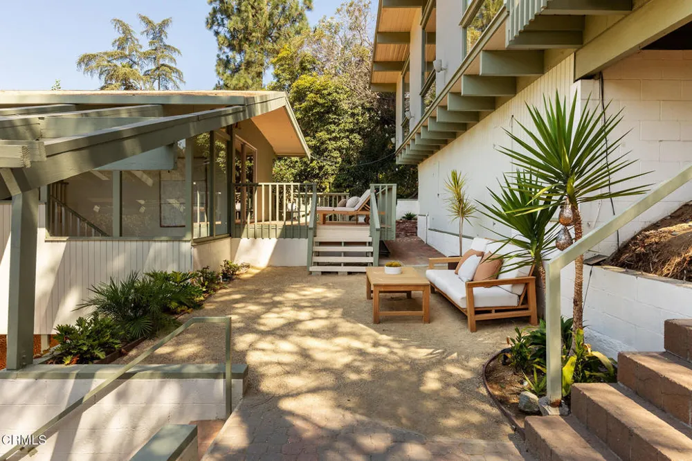 1437 Hillside Drive Glendale, CA 91208