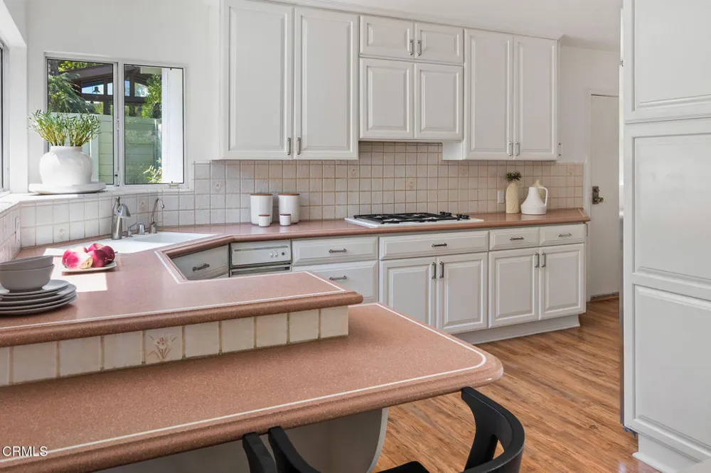 1437 Hillside Drive Glendale, CA 91208
