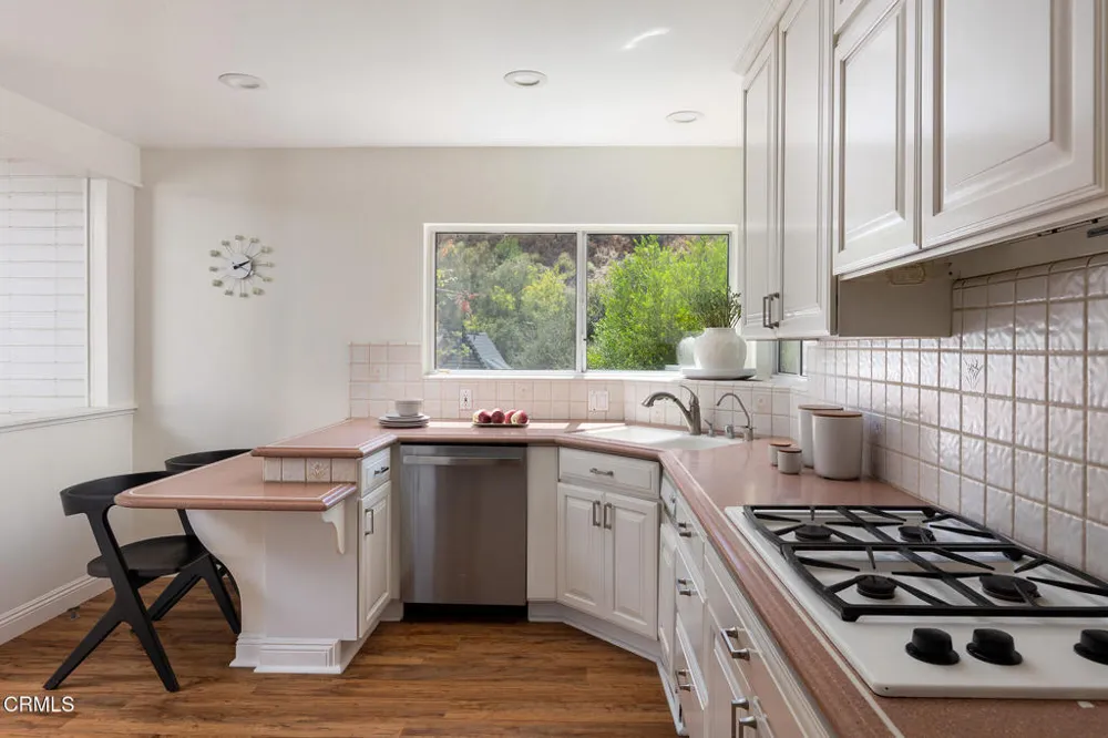 1437 Hillside Drive Glendale, CA 91208