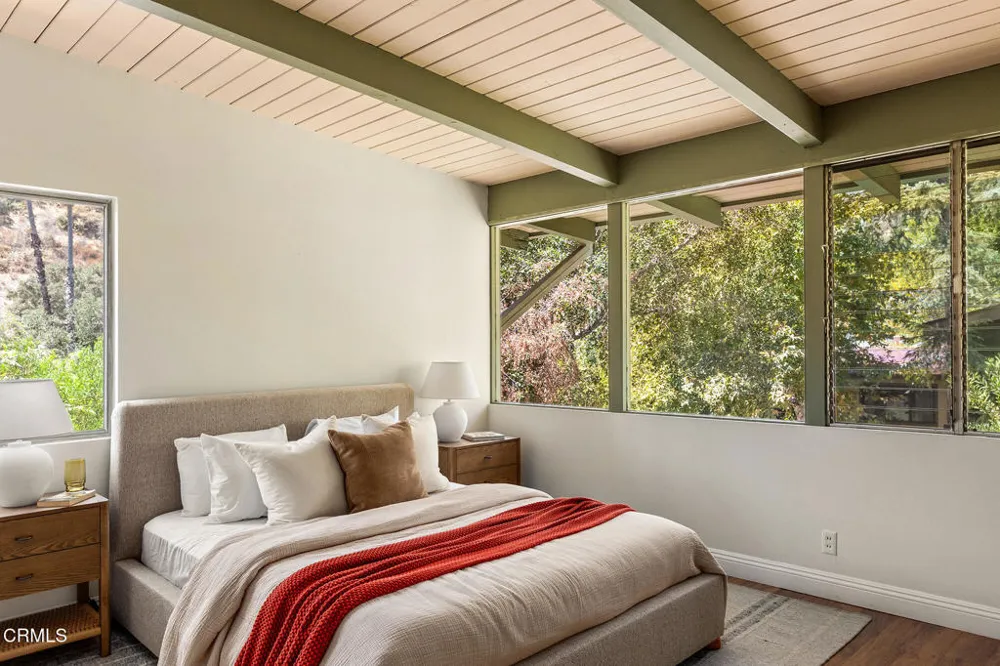 1437 Hillside Drive Glendale, CA 91208