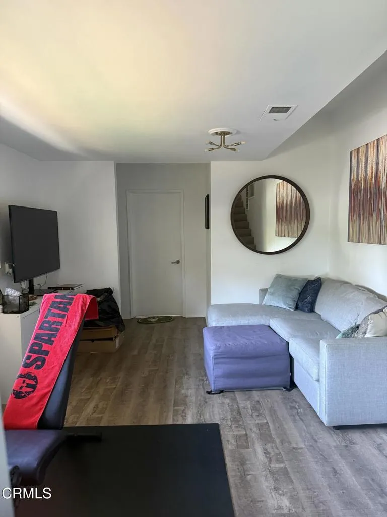 2040 Hilldale Drive La Canada Flintridge, CA 91011
